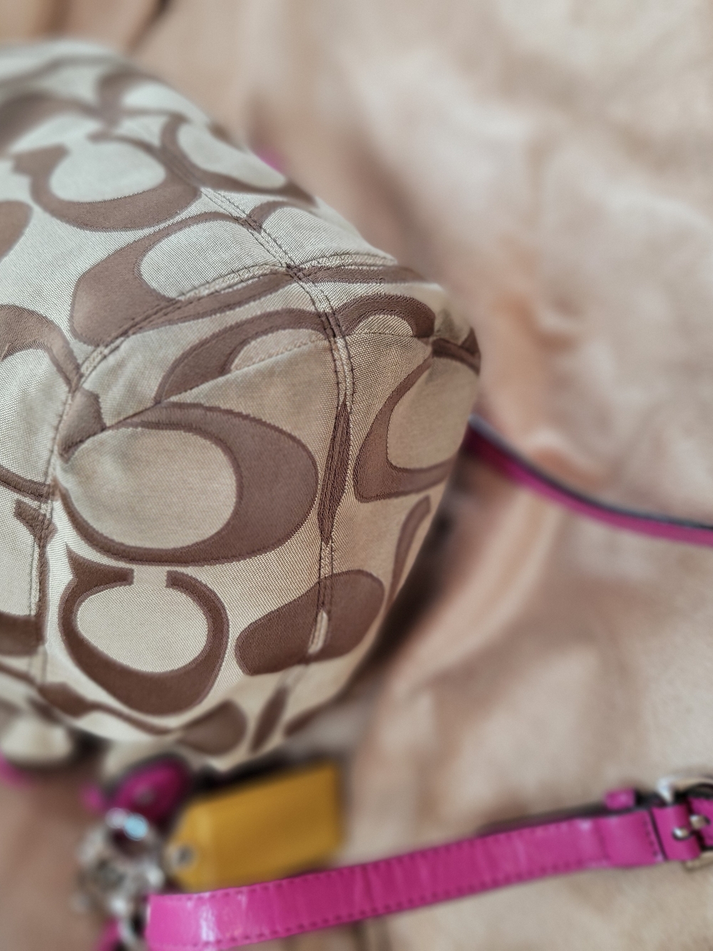 Coach Signature Drawstring Bucket Bag in Beige and Pink - Picture 5 of 7
